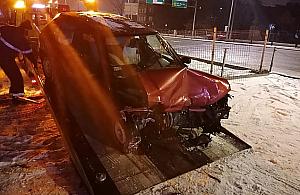 Nocny pościg zakończony na słupie przy Płowieckiej. Trzy samochody rozbite