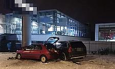 Nocny pościg zakończony na słupie przy Płowieckiej. Trzy samochody rozbite