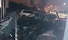 Nocny pościg zakończony na słupie przy Płowieckiej. Trzy samochody rozbite