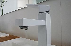 Problemy z wodą na górnych piętrach przy Kwitnącej. "Przerażająca jest ignorancja WSBM"