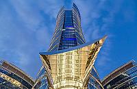 Z wieżowca spadają ogromne sople. Towarowa zamknięta