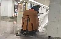 Fontanna na Dworcu Centralnym. Przejścia podziemne zalane