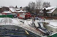 Dwa samochody wpadły do wykopu na budowie stacji metra Zacisze