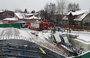 Dwa samochody wpadły do wykopu na budowie stacji metra Zacisze
