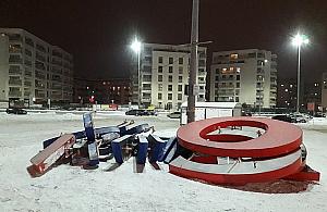 Logo wylądowało w zaspie. Symboliczny koniec Tesco