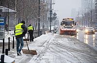 Przystanek czysty, chodnik pod śniegiem. Czy to normalne?