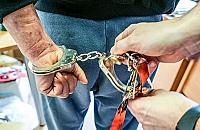 By�a partnerka nie chcia�a go widzie�. Wy�ama� drzwi i wszed� do �rodka