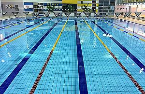 Basen dołączył do lodowiska. Pływalnia kusi promocjami