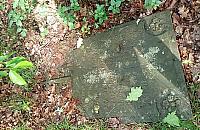 Zapomniany cmentarz na skraju Warszawy. "Należy im się pamięć"