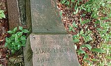 Zapomniany cmentarz na skraju Warszawy. "Należy im się pamięć"