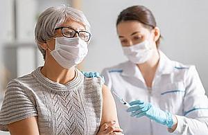 Nauczyciele skarżą się na grypopodobne objawy po szczepieniu. "To normalne"