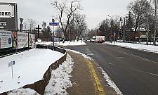 Absurd na Białołęce Dworskiej. Zwęzili chodnik, piesi ochlapani błotem