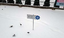 Absurd na Białołęce Dworskiej. Zwęzili chodnik, piesi ochlapani błotem