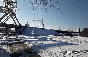 Z dala od metra i autobusu. Budują stację pośrodku niczego