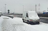 Furgonetka przez tydzień stała na S8. Z osiedlowej uliczki straż miejska odholowałaby natychmiast