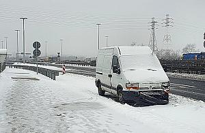 Furgonetka przez tydzień stała na S8. Z osiedlowej uliczki straż miejska odholowałaby natychmiast