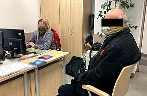 Senior z Woronicza śrubokrętem zarysował samochody. "Tłumaczył, że zasłabł"