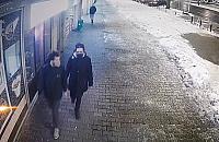 Czerwona farba na zabytkowych drzwiach kościoła na Nowolipkach. Policja poszukuje sprawców dewastacji