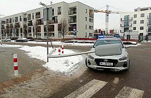 Uderzył w latarnię, przewrócił ją i... zwiał. "Leżała jak szlaban"