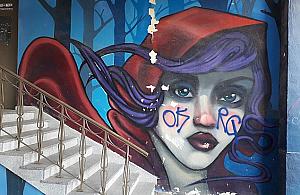 Czerwony Kapturek cienko przędzie. Mural po 10 latach wygląda słabo