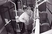 Napad� na pasa�era w autobusie 148. Szuka go policja