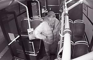 Napadł na pasażera w autobusie 148. Szuka go policja