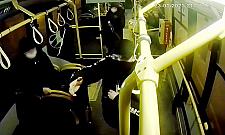 Napadł na pasażera w autobusie 148. Szuka go policja