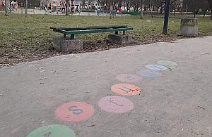 Na ławki zabrakło, na marne gry chodnikowe starczyło. Tak wybrali mieszkańcy