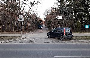 Porzucone auto blokuje strażakom wjazd. Remiza jest naprzeciwko