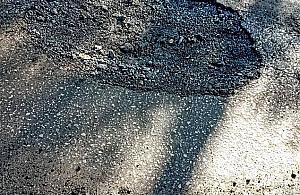 Wawerskie ulice pełne dziur po zimie. Kiedy będą łatane?