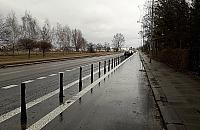 Zwęzili jezdnię, ustawili kilkaset słupków. "Potworek dla rowerów"