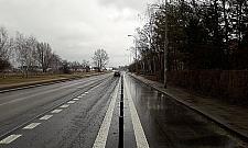 Zwęzili jezdnię, ustawili kilkaset słupków. "Potworek dla rowerów"