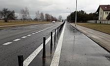 Zwęzili jezdnię, ustawili kilkaset słupków. "Potworek dla rowerów"