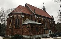 Nowy dach starego ko�cio�a w P�udach. "Drewno rozpada�o si� w r�kach"