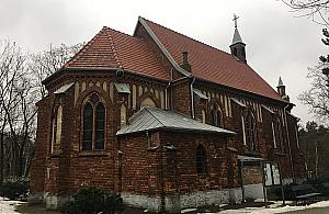 Nowy dach starego kościoła w Płudach. "Drewno rozpadało się w rękach"