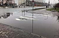 Basen zamiast przejścia na skrzyżowaniu Woronicza z Bukietową. Problem od lat, urzędnikom nieznany