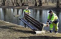 Wandale-siłacze na Mokotowie? Wrzucili do stawu betonowe ławki