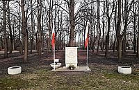 Miejsce pamięci tonie w błocie. "Nie planujemy dojścia"