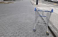 Tesco już nie ma, wózki zostały na ulicach