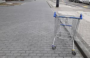 Tesco już nie ma, wózki zostały na ulicach