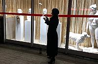 Sztuka za szyb�. Na parterze bloku powsta�a galeria rze�by