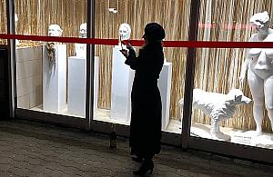 Sztuka za szybą. Na parterze bloku powstała galeria rzeźby