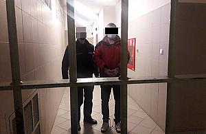 Zerwał rynny, porysował samochód, wygrażał ojcu. Krewki 39-latek w areszcie