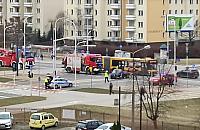 Wypadek na Nowodworach. Bus wyl�dowa� na boku