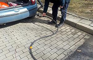 Gumowy wąż ze stacji paliw "pląsał" po Towarowej. Kobieta wyrwała go na stacji