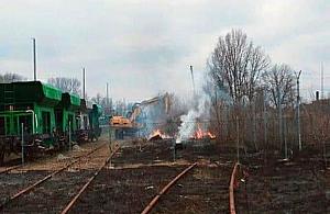 Ognisko przyczyną rozległego pożaru w okolicach torów na Targówku Fabrycznym?