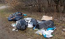 Zrobił remont a śmieci pozostawił w lesie na Bródnie