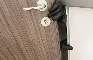 Złapał za klamkę, drzwi były otwarte. Skorzystał z okazji