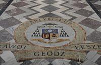 Arcybiskup Głódź straci honorowe obywatelstwo. Co z herbem w katedrze?