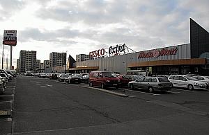 Sąsiedzi nie chcą bloków na działce Tesco. Marzenie ściętej głowy?